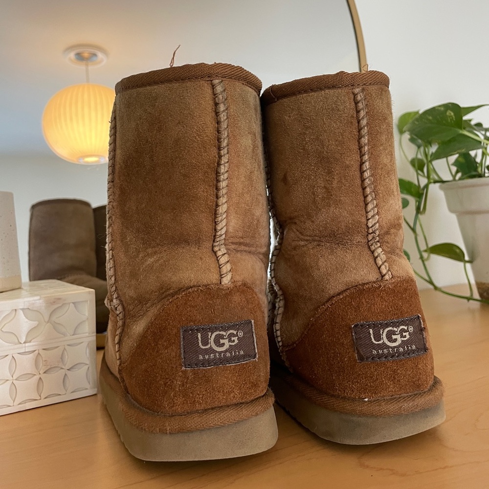 Classic Chestnut Color Ugg Short II Size 4 Boots